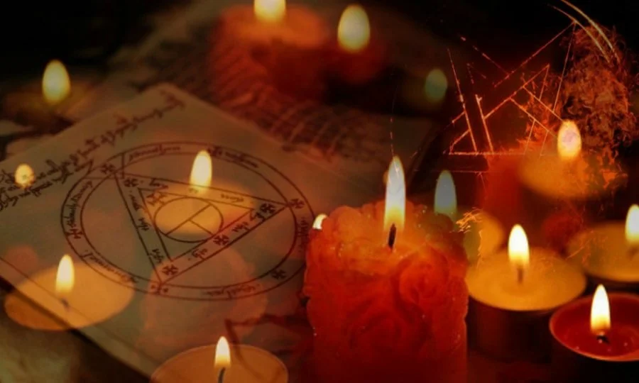 Altar de rituales sagrados con velas encendidas